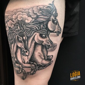 tatuaje_muslo_caballos_blackwork_Logia_Barcelona_Willian_Spindola